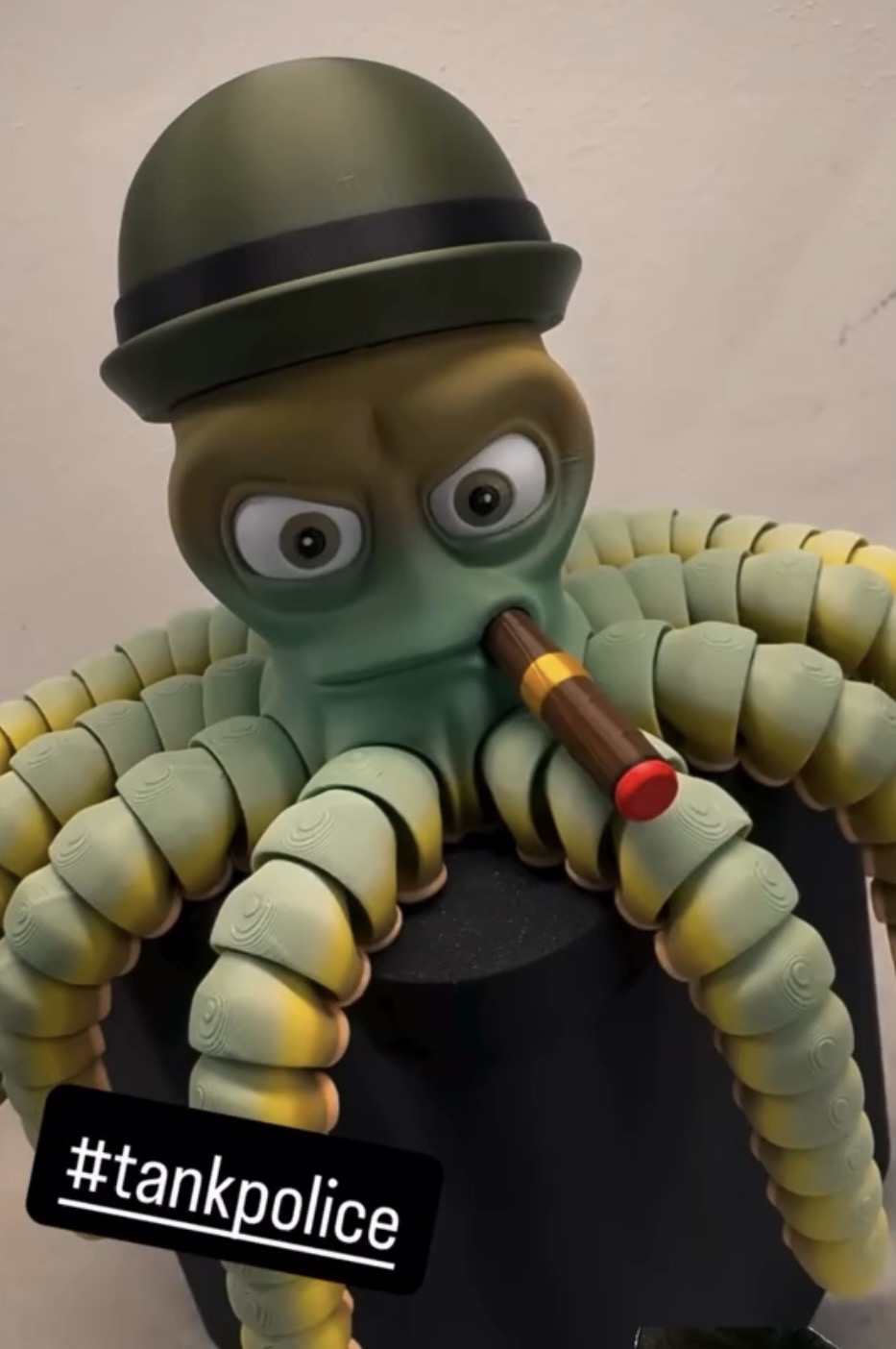 Octopus "Reef Tank Police" mit Hut & Zigarre grün