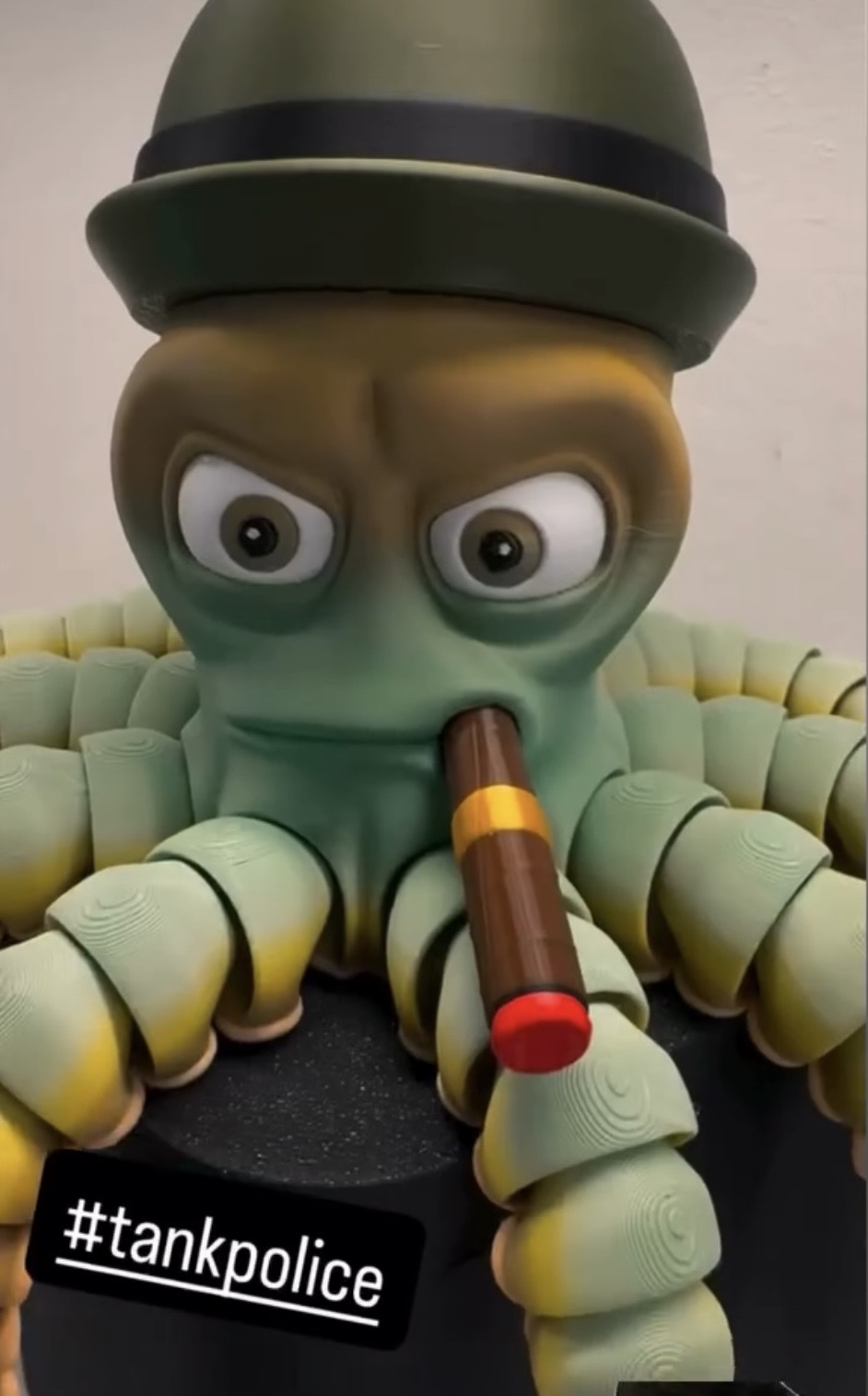 Octopus "Reef Tank Police" mit Hut & Zigarre grün